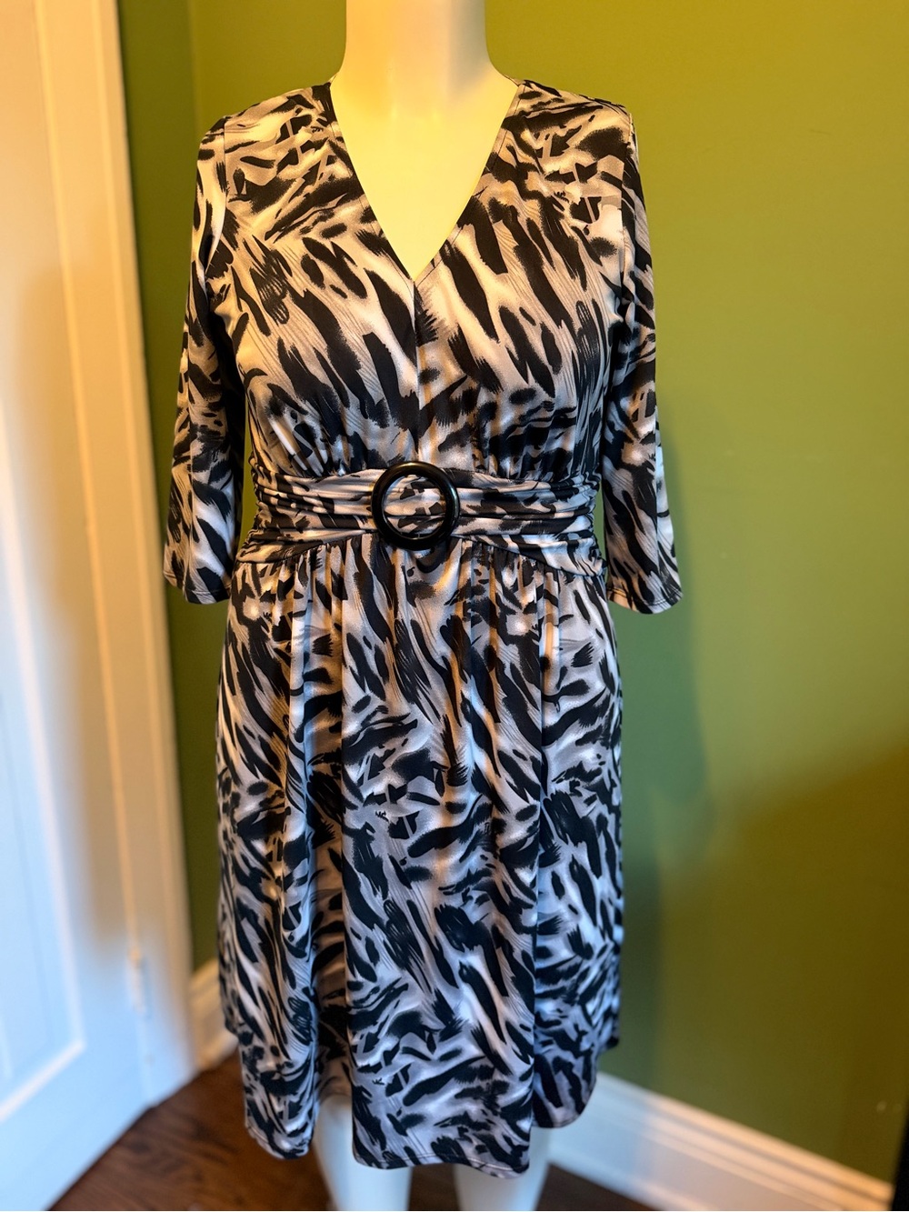 Selina Studio Black & White Animal Print V-Neck Belted like Dress 90’s style